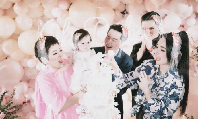 [玫瑰][玫瑰][玫瑰]这才是真正的含着金汤匙出生。向太陈岚为孙女小奶皇庆祝生日