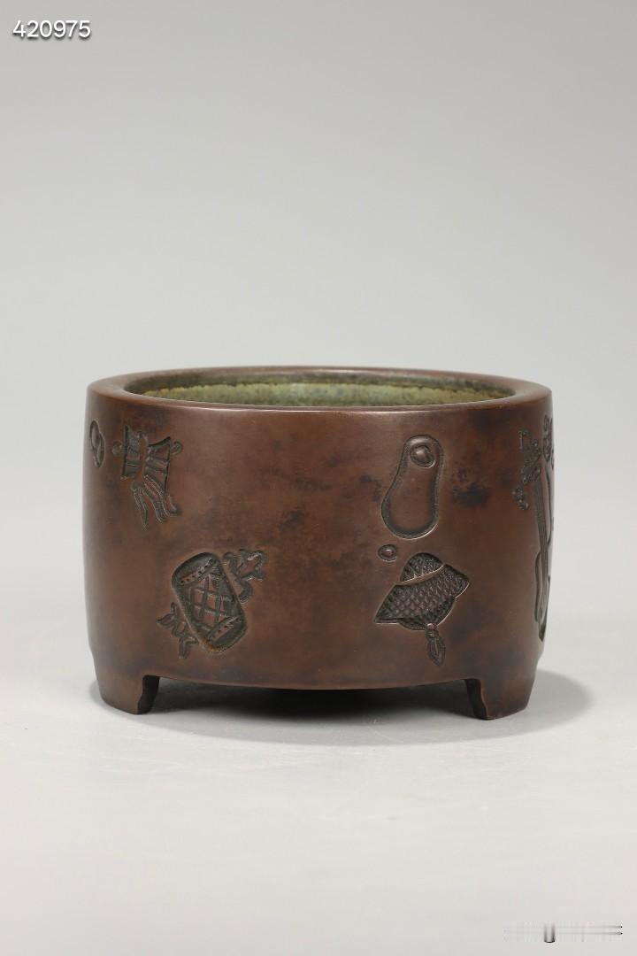 清 飛雲阁款筒式炉

规格：高6.3cm，口径9.5cm，重752g
精铜熔铸而