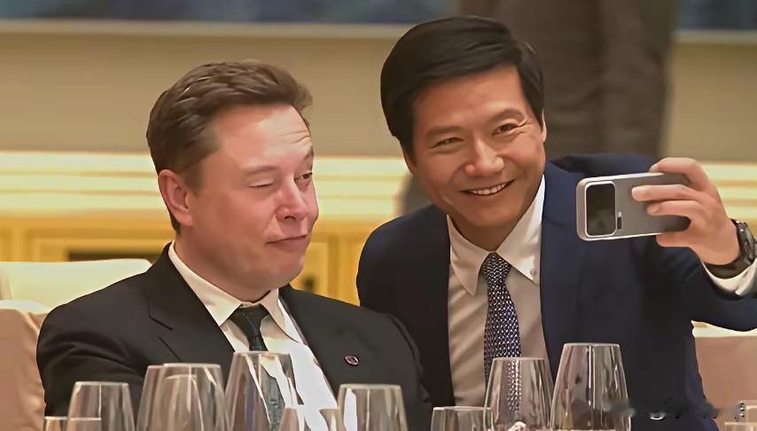 国宴现场也是充满了中国元素

天坛模型更是每个餐桌正中央都有一支！

中国的国宴