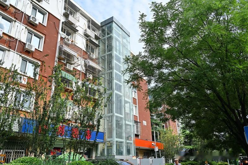 那些老旧小区加装电梯也是有隐患的。
就是那些老旧小区的人，平时连一平几毛钱的物业