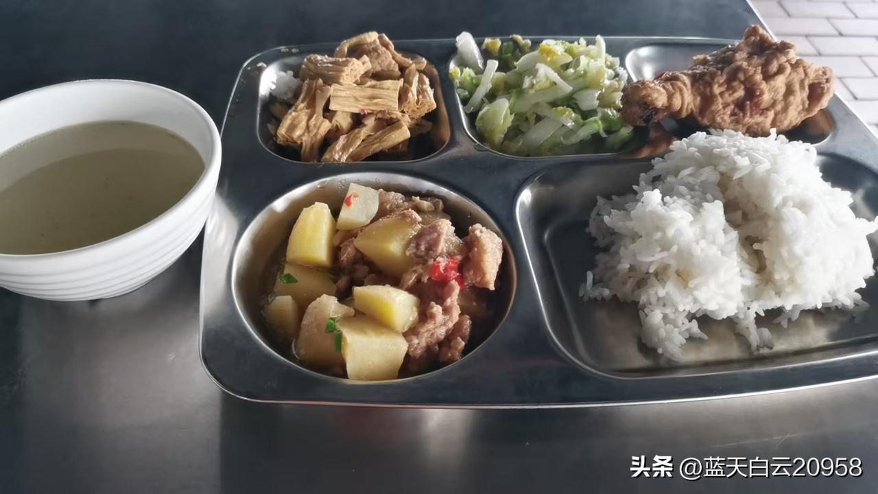 同事广东本地人，生了三个儿子，大儿子大学毕业2年了，不工作，在家躺着打游戏，她老