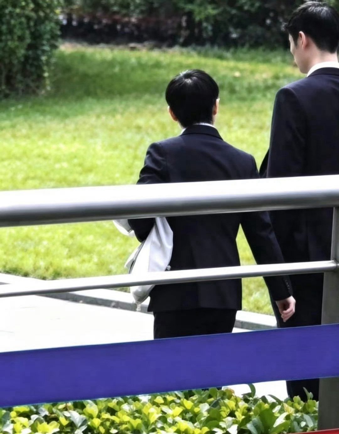 标孙颖莎正装路透杀疯了！清冷贵气拉满，又飒又绝的老公姐气场直接帅到失语！谁懂啊家