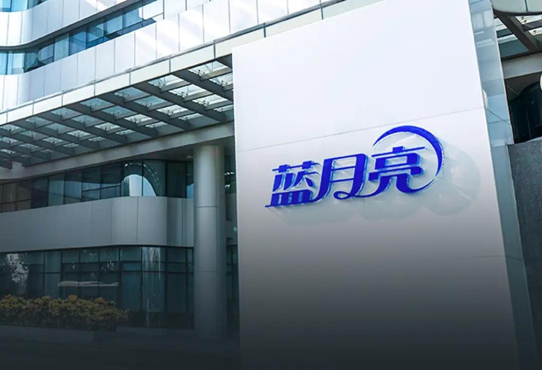 看到京东超市和蓝月亮战略合作升级，目标三年内在京东做到50亿销售额。特别注意到，