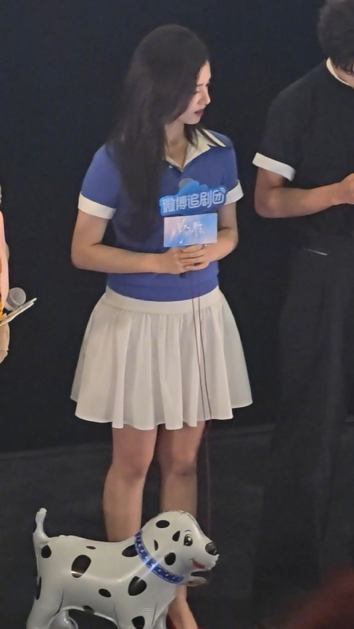宋威龙张婧仪穿了情侣装宋威龙张婧仪出场 宋威龙张婧仪出场，宋威龙张婧仪穿了情侣装