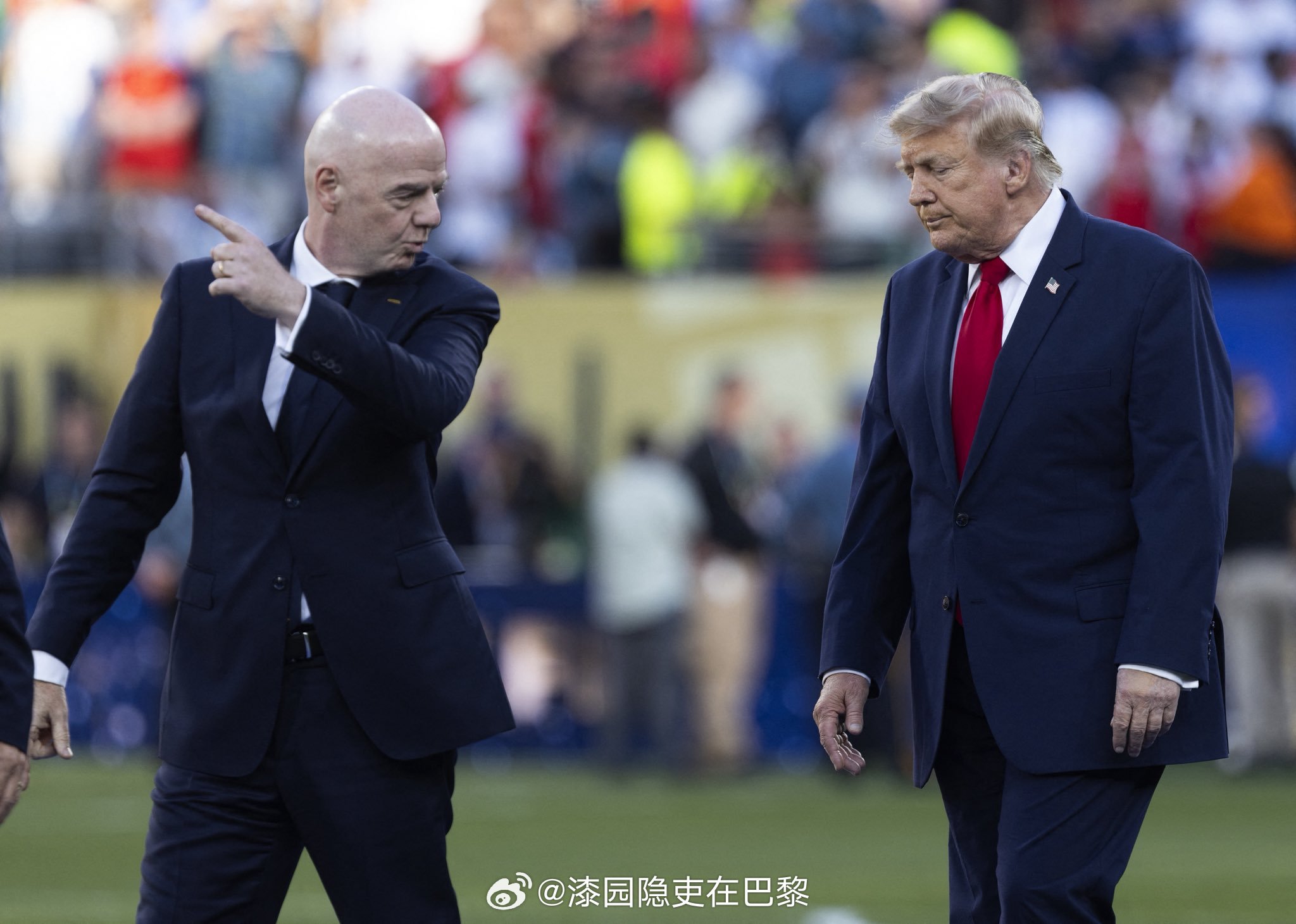 海外新鲜事 国际足联主席詹尼·因凡蒂诺从未像此刻这般孤独。就在两周前，他还在新泽