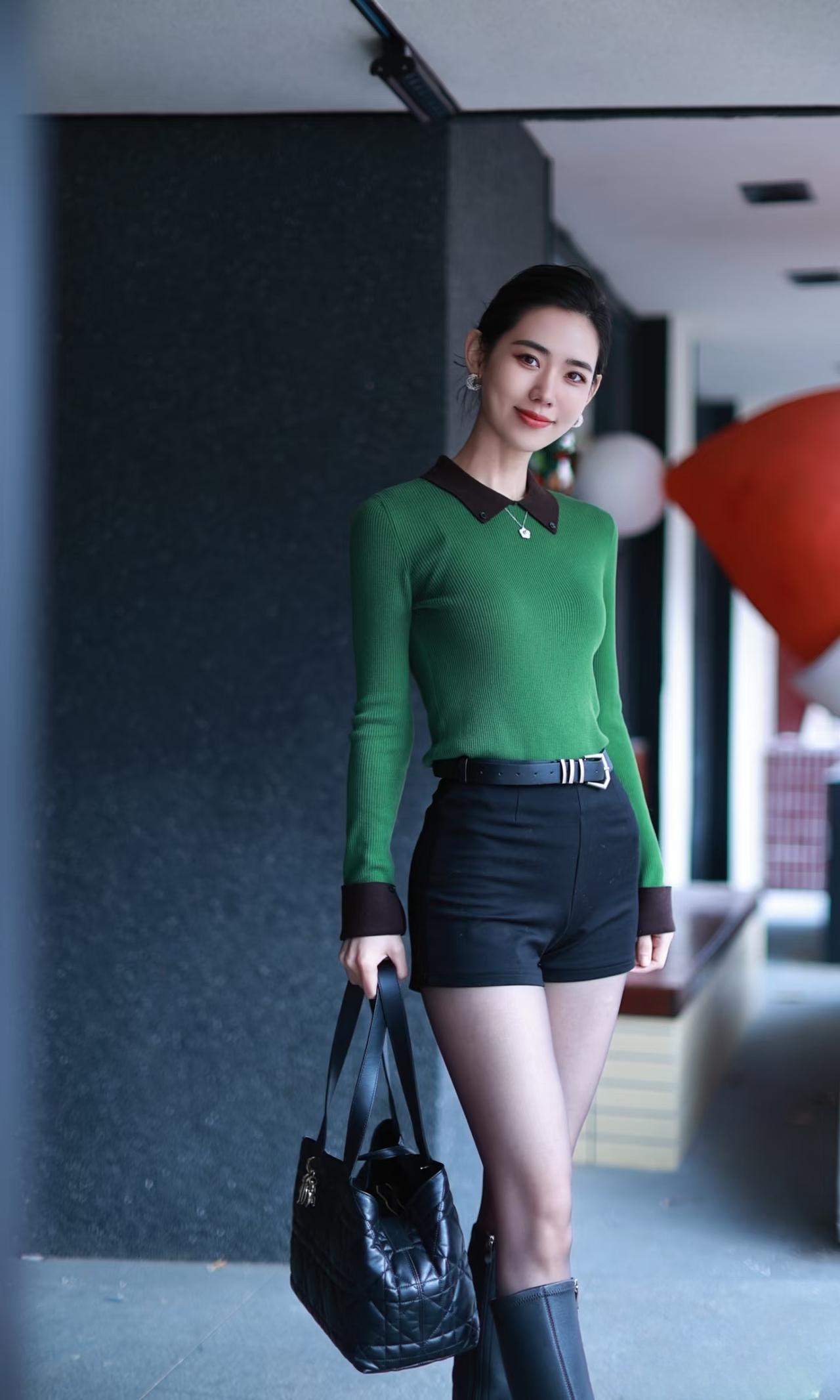 你觉得女人最重要的是美貌还是人品对于女人来说，漂亮的美貌重要，但是善良的人品是最