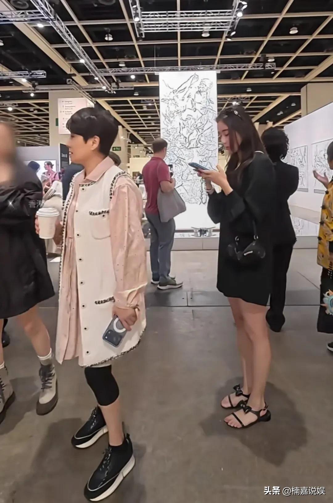 赌王四房四太和女儿一起现身香港巴塞尔艺术展观展，母女俩长得好像啊！
四太留着一头