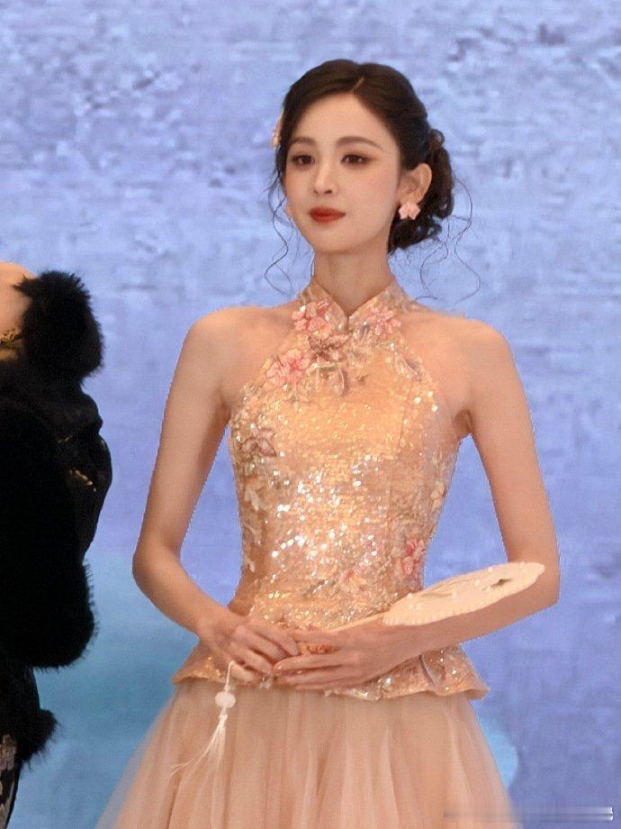 娜扎当真国色天香娜扎粉色中式挂脖裙杀疯了！从帘子出来那下我直接瞳孔地震，皮肤白到