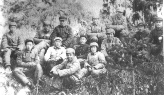 1947年1月，太岳军区司令员刘忠(前排一)与司令部人员合影。