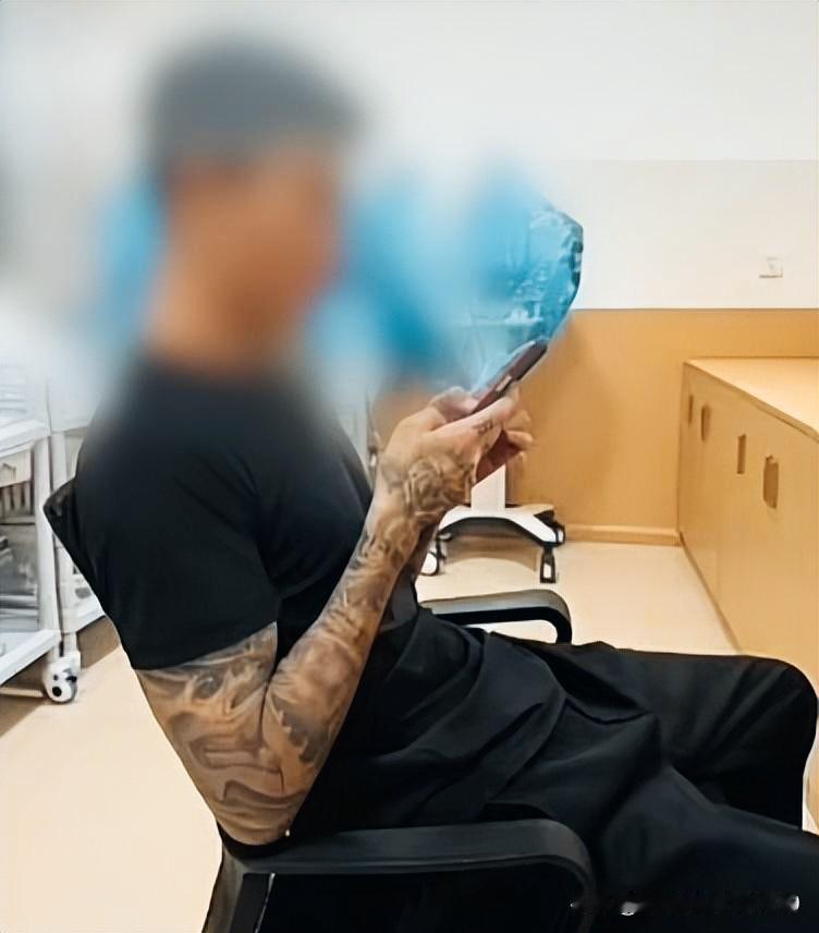 让花臂男友陪值夜班的护士脑子有问题属实无疑，可是医院是干嘛的？难道任由外人随意进