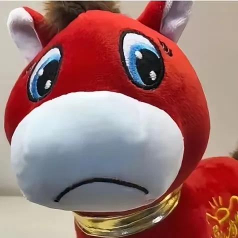 听劝！义乌爆火的“哭哭马”真的别盲目冲！
 
这小马凭缝反的嘴巴圈粉无数，软乎乎