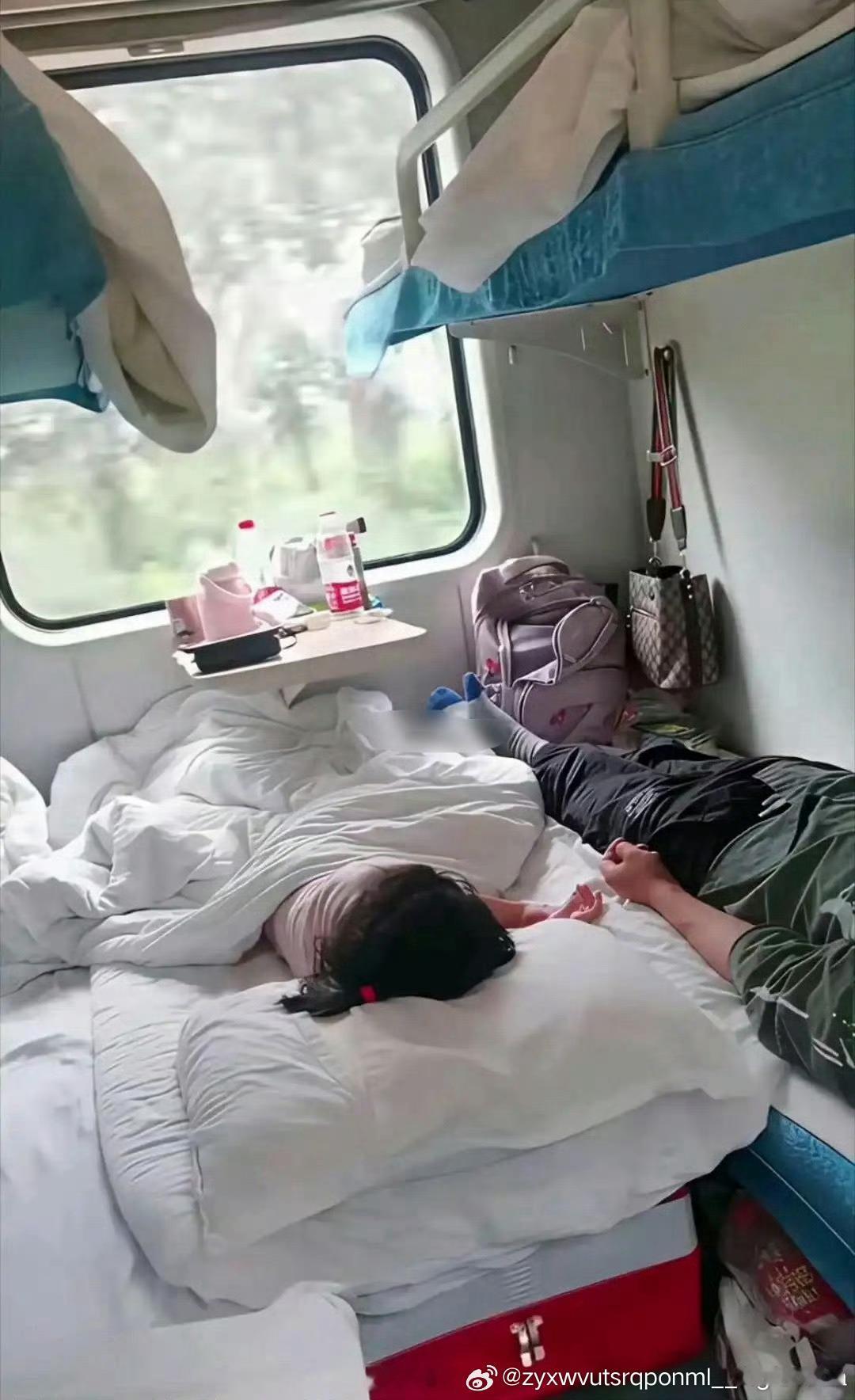 火车上真有人这样，不会影响别人吗 