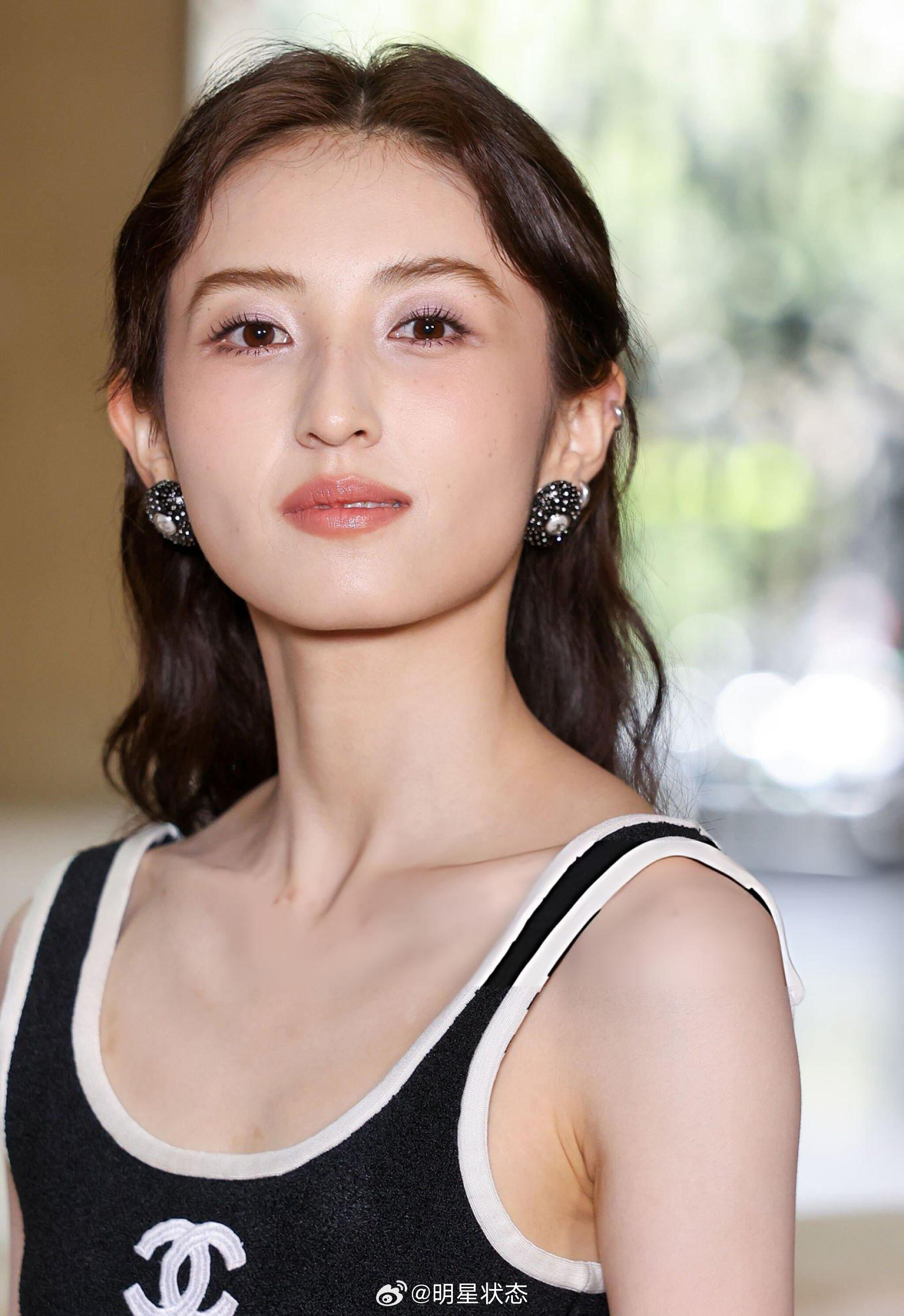 张子枫 巴黎看秀生图 