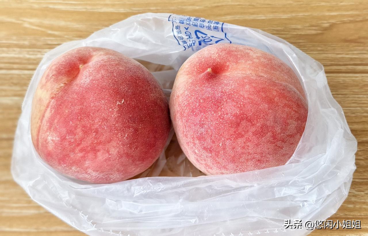 今天早上七点多出去买菜，挺凉快的。
昨晚下雨了，给今天降温了。
又买两大兜子菜，