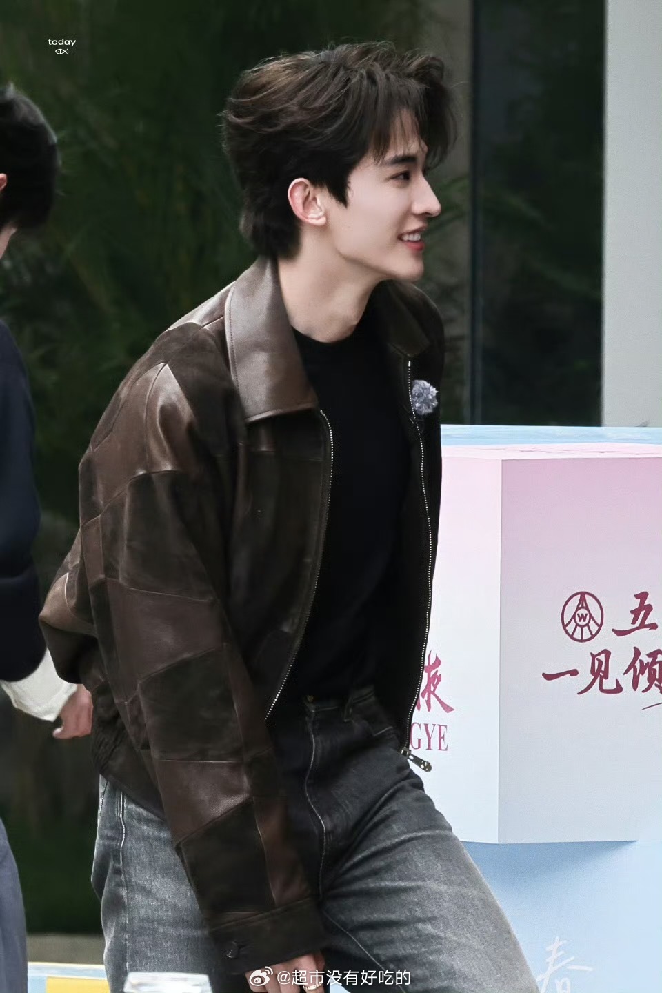 常华森  今日份小常报道📢复古棕色夹克+渐变牛仔裤松弛又有格调 在风华合伙人玩