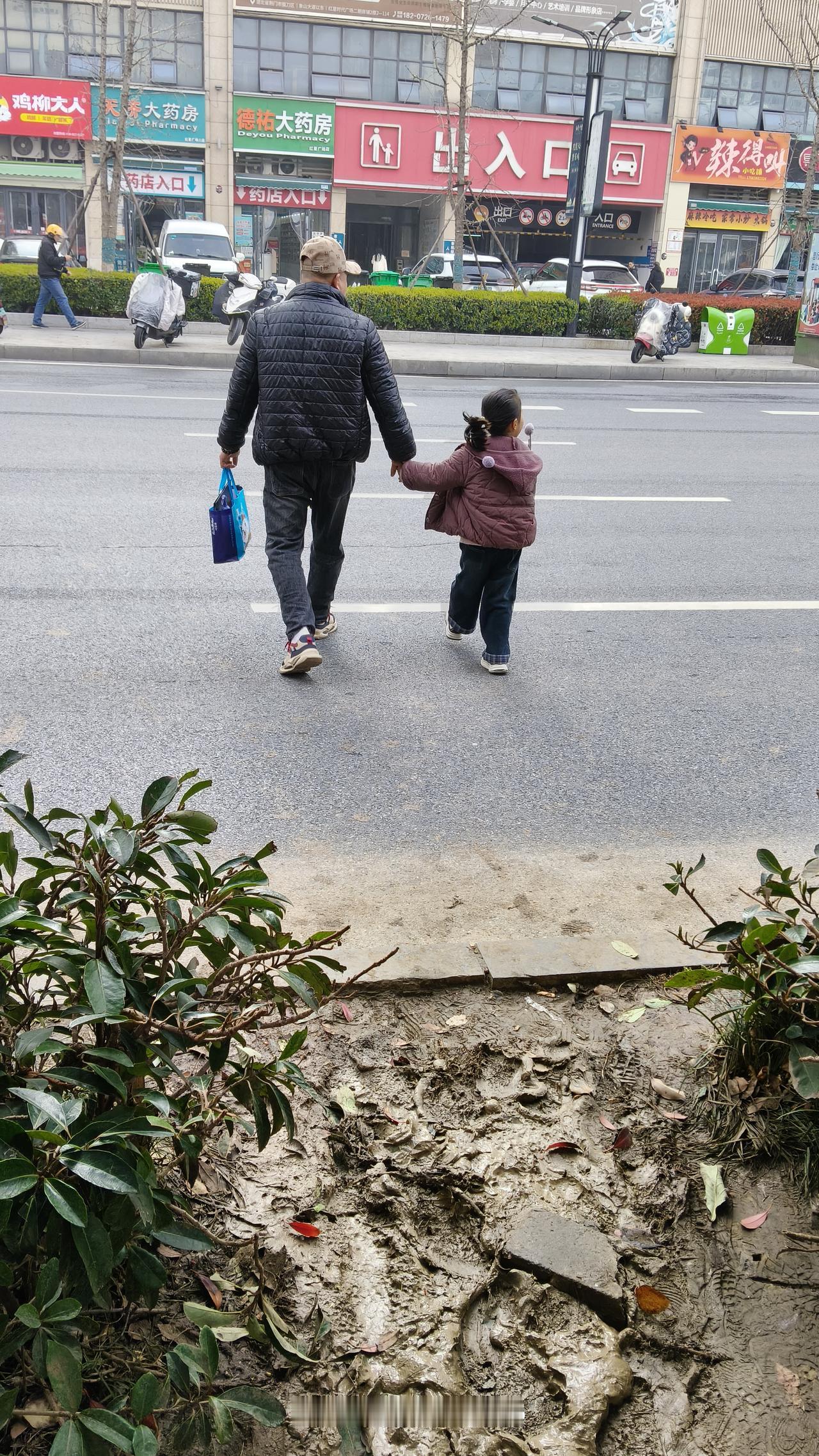 请注意：荆门大街这一处欠安全！并非是胡说。

这一处安全隐患较大，是市民不自觉，