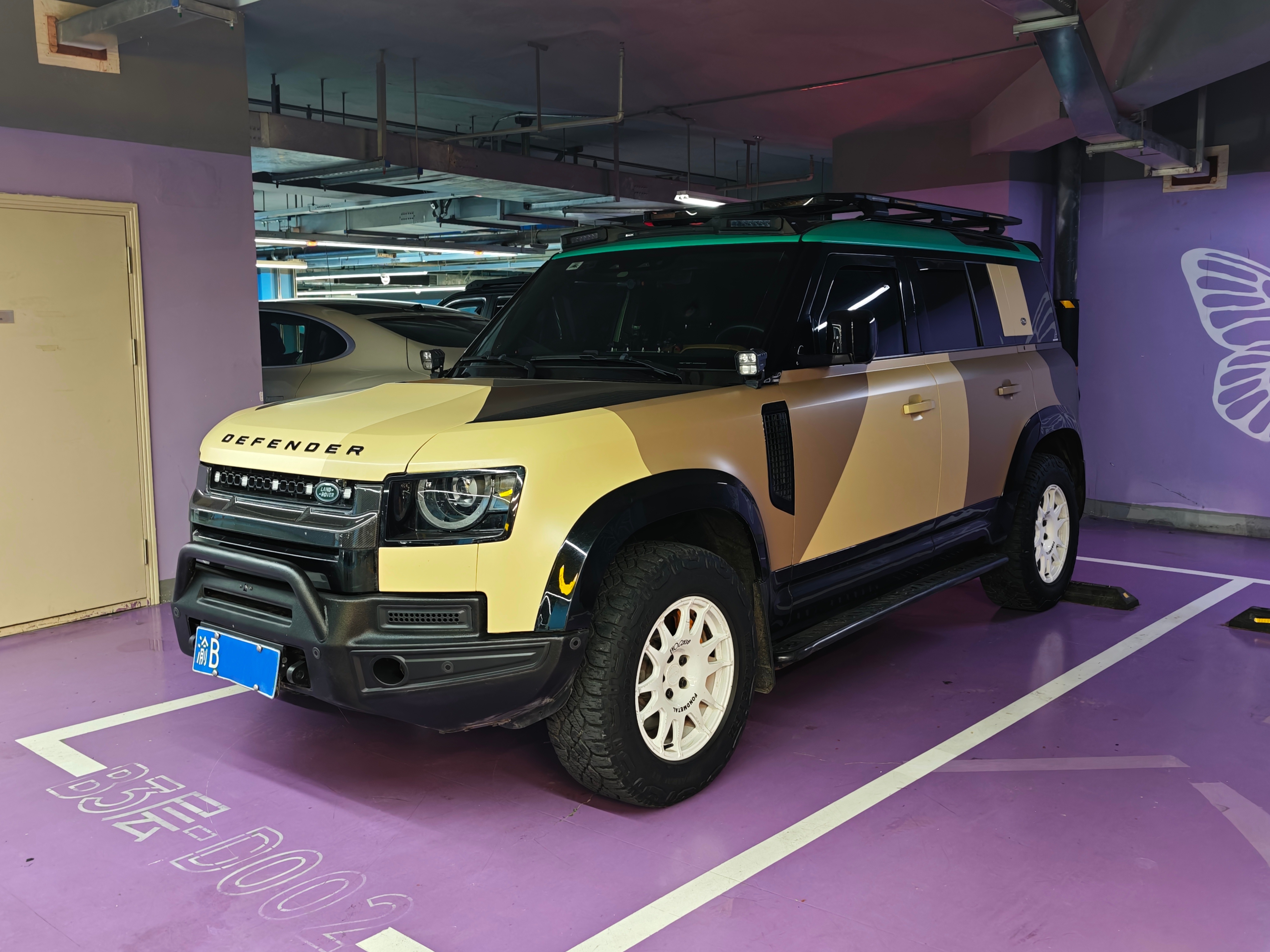 这个路虎卫士的涂装帅啊！ 