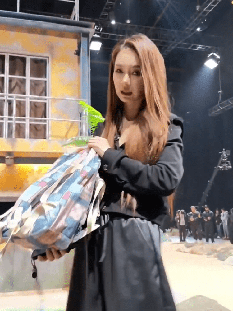 戚薇戚薇也被父母硬控过戚薇你的童年我的童年好像都一样 以为戚薇童年要风得风，结果