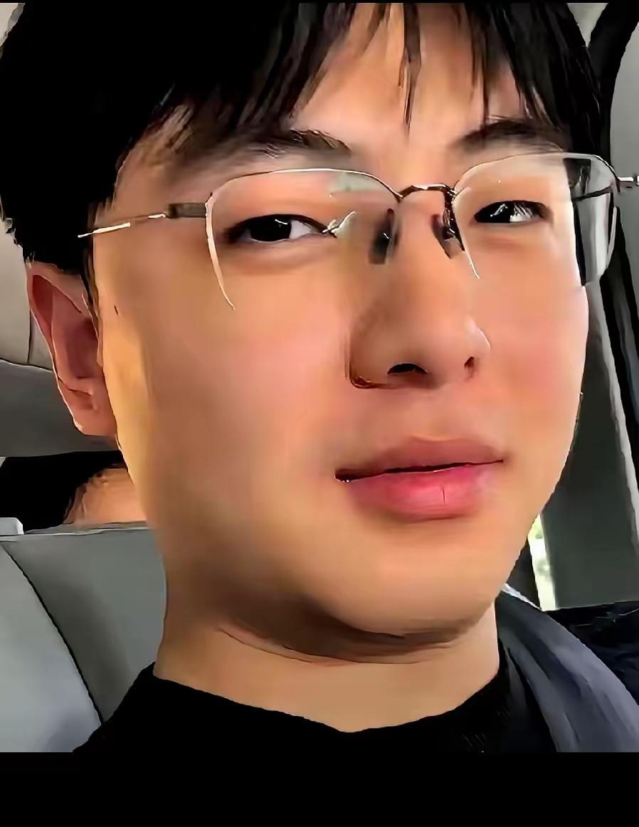 深夜刷到消息，心里堵得喘不上气，没有奇迹，那位00后网格员永远留在了现场。
不过