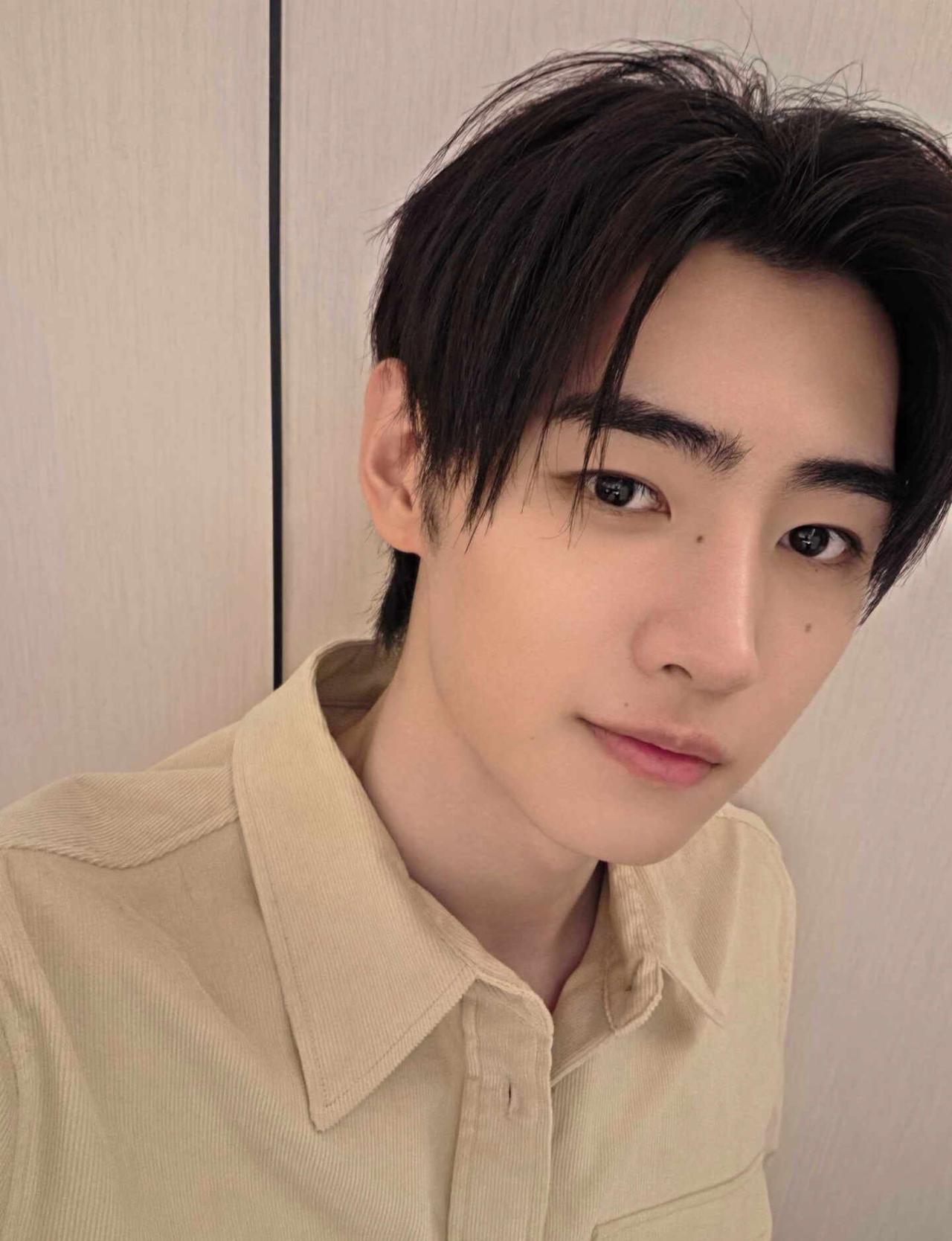 💛朴成训今日份weverse照片20/10/2026
朴成训 朴成训 weve