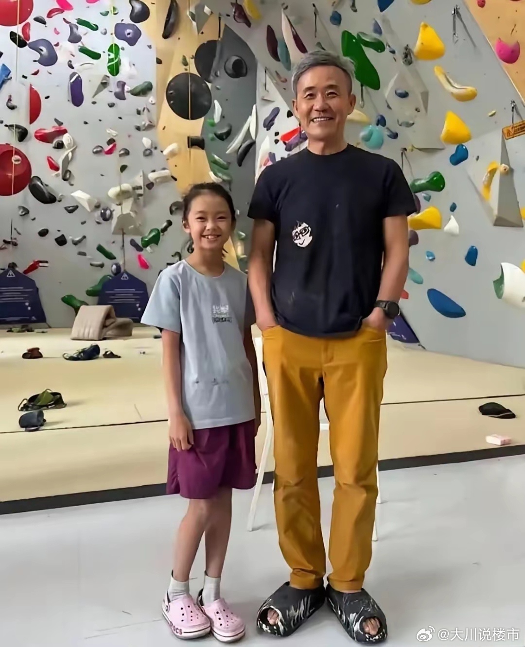 74岁的王石和他5岁的女儿这个小女儿是王石与田朴珺所生，出生于‌2020年‌，那