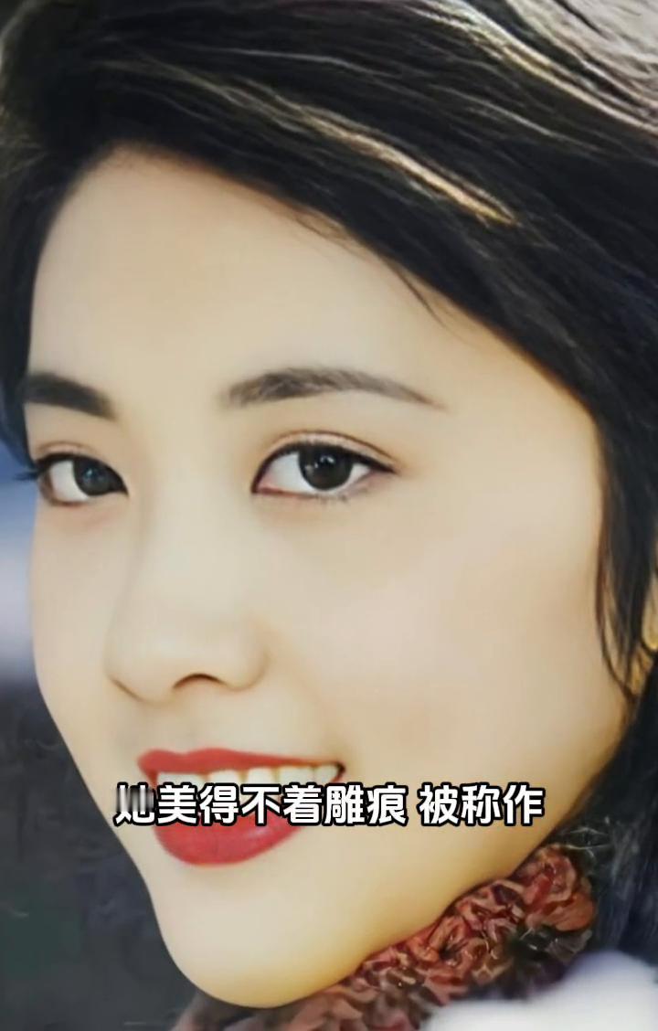 她美得不着雕痕，被称作"最美女儿国国王"。双眸清亮含情，远山眉黛如画，唇齿间流转