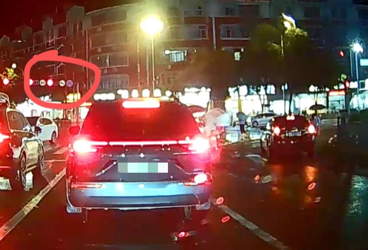 【玉林一新能源suv在路口卡黄灯时间行驶】

5月21日（爆料时间），网友爆料称