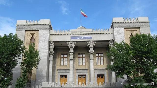伊朗说出了真相！
伊朗外交部发言人伊斯梅尔·巴加埃表示，美国伙同以色列对伊朗进行