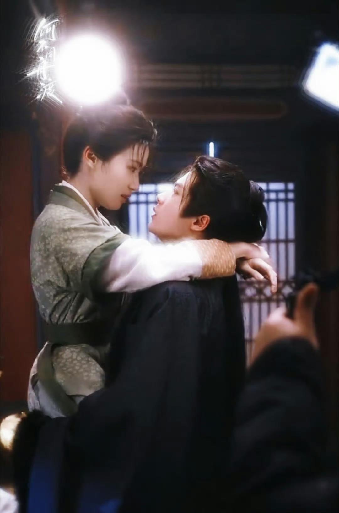 昨天情人节，十几部偶像剧扎堆放物料，满屏都是甜蜜轰炸。谁都没想到，杀出重围的，竟