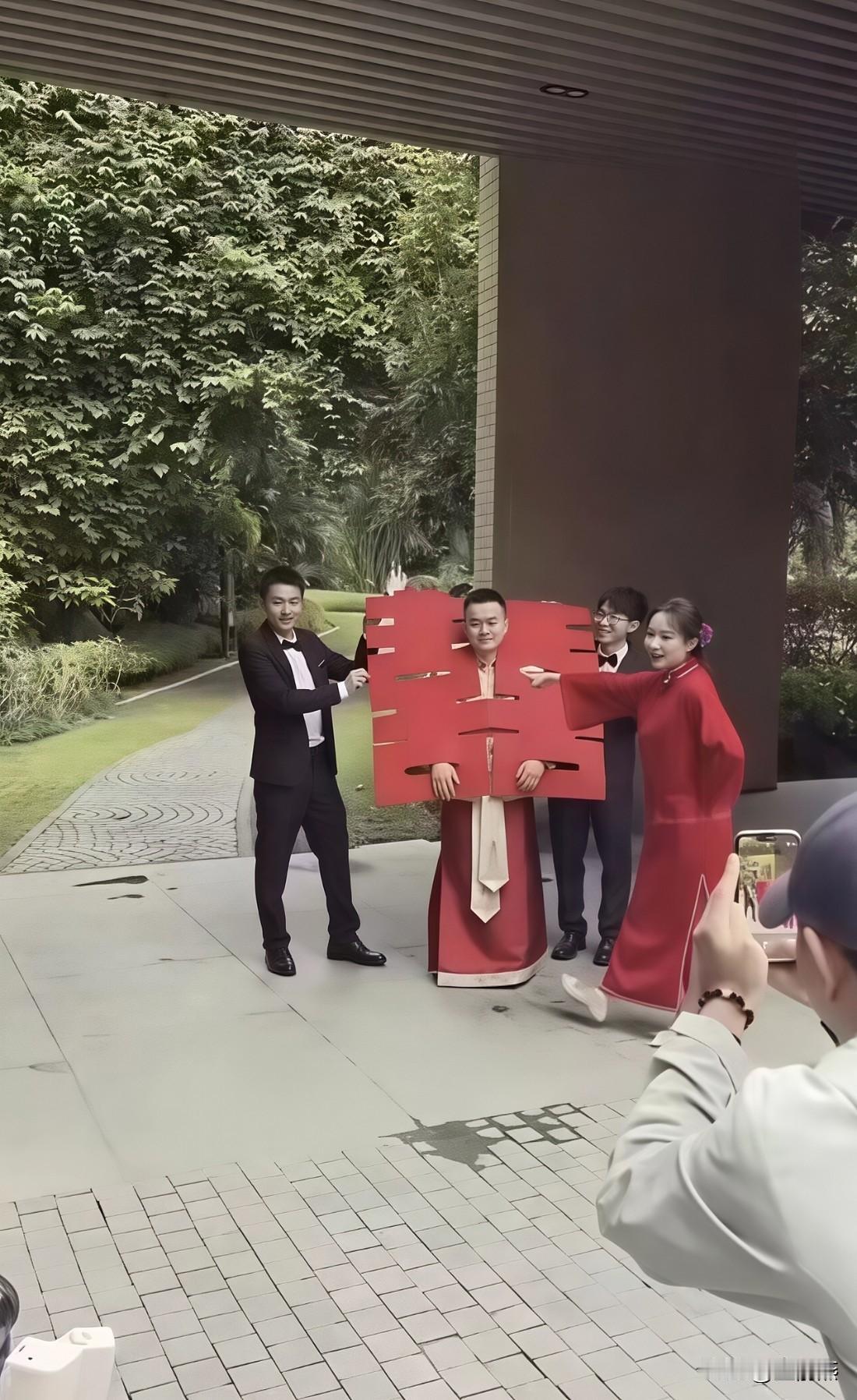 接婚的喜为什么要写成双喜？原来是这么来的，只写一半封不住板啊，写成双的封他个死死