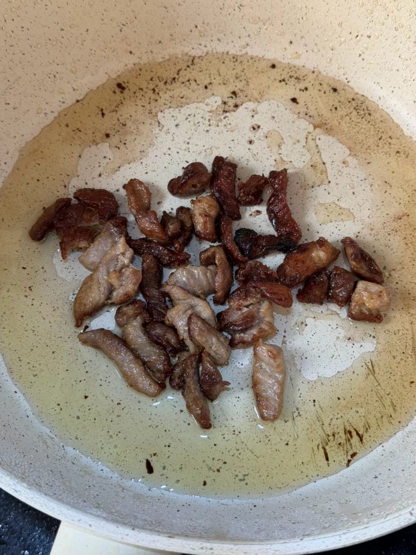 第一次炒肉以失败告终，成硬肉干了，厨房我讨厌你 