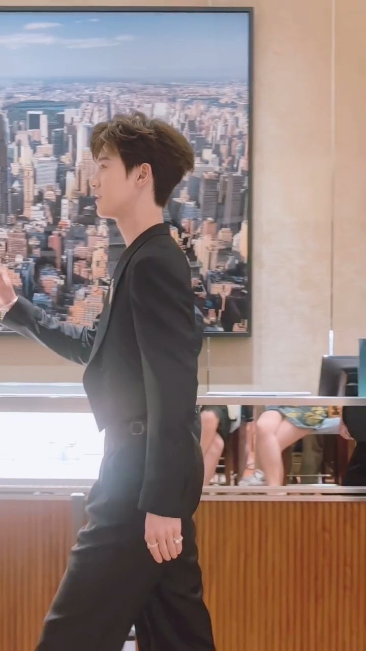 本人无法做到不盯着胸口看 你也来试试吧🥵李昀锐黑色深v西装