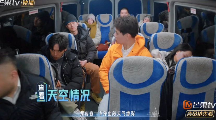 伊能静好惨伊能静旁边本来是空座 看得我直接破防！本来旁边是空座，硬生生被挤成这样