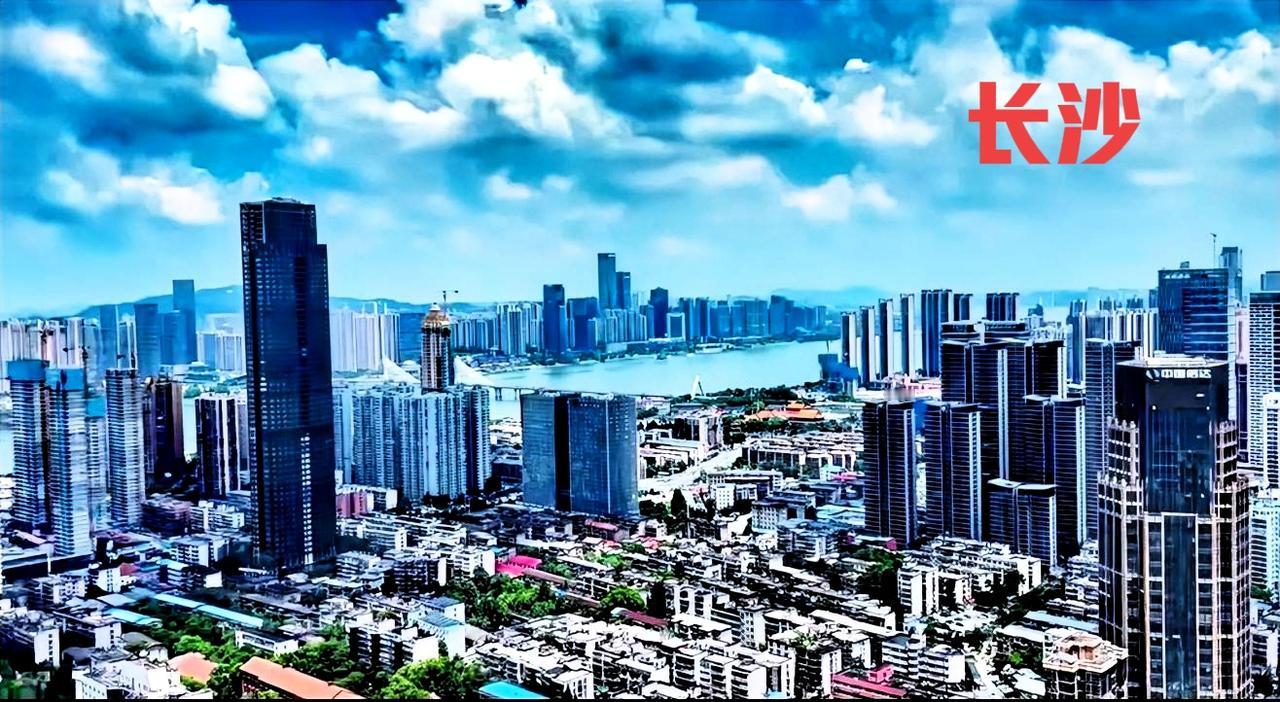看长沙的城建，感觉像七八十年代的深圳一样，发展到现在速度超级慢。长沙这样子下去，