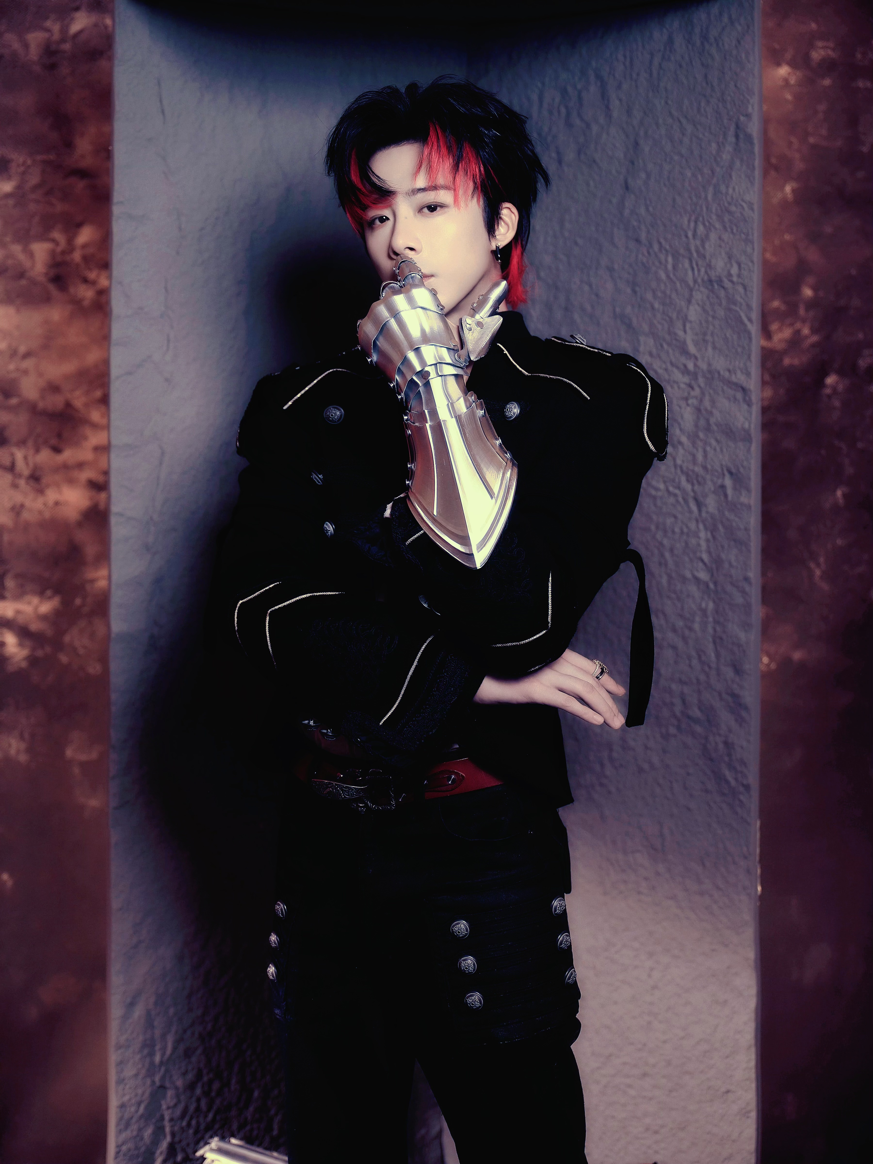 存帅图刘宇宁红焰玫瑰骑士，剑指巅峰～2026QQ音乐超级巅峰之夜造型帅到失语～看