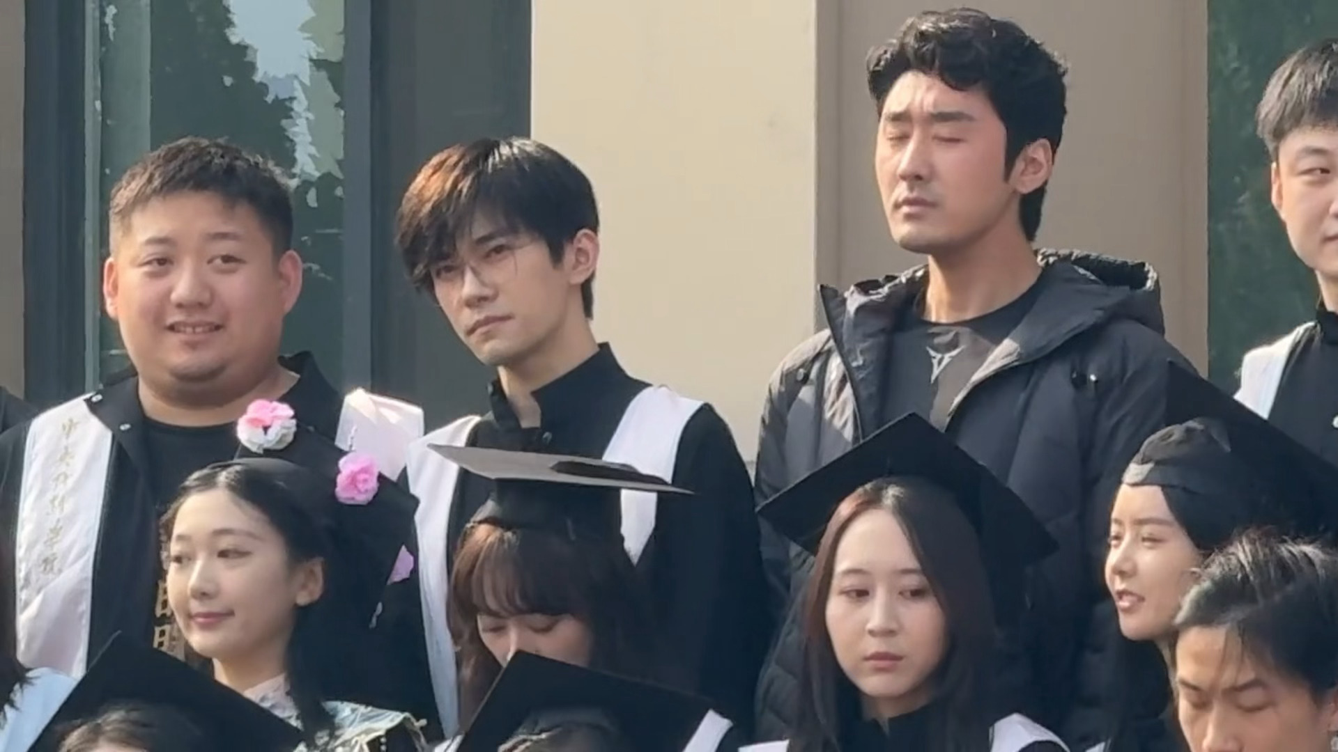 易烊千玺穿学士服拍毕业照，最后笑了！！！！[抱一抱]易烊千玺穿学士服拍毕业照 ​