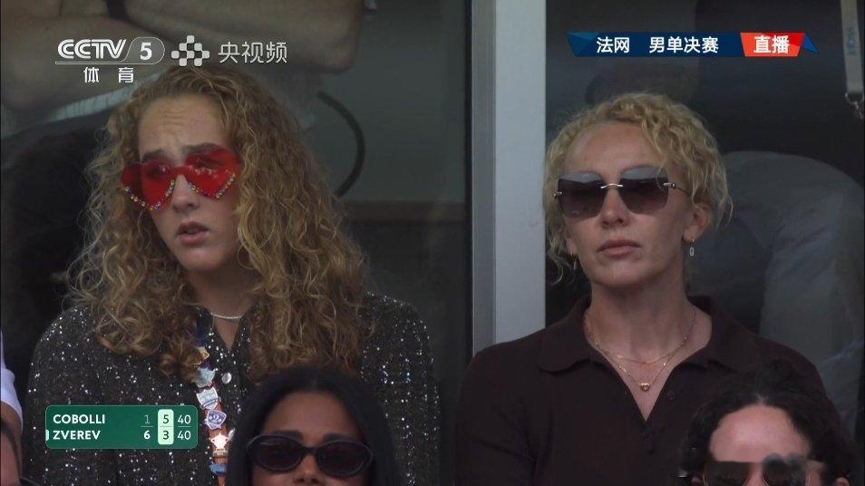 新科法网冠军小米辣和她妈妈现场观战法网2026兹维列夫vs科博利2026罗兰加洛