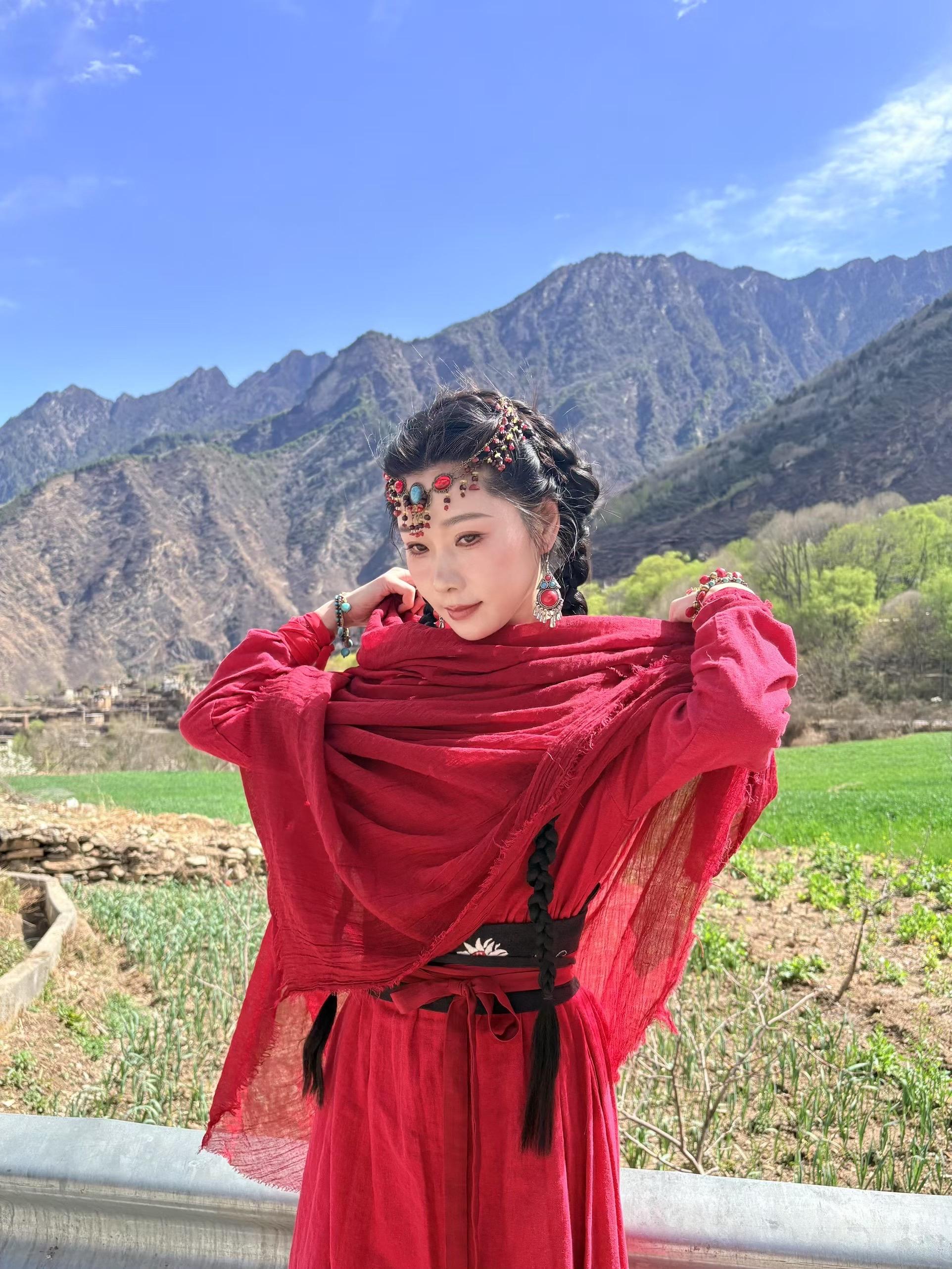 神山下，一抹红