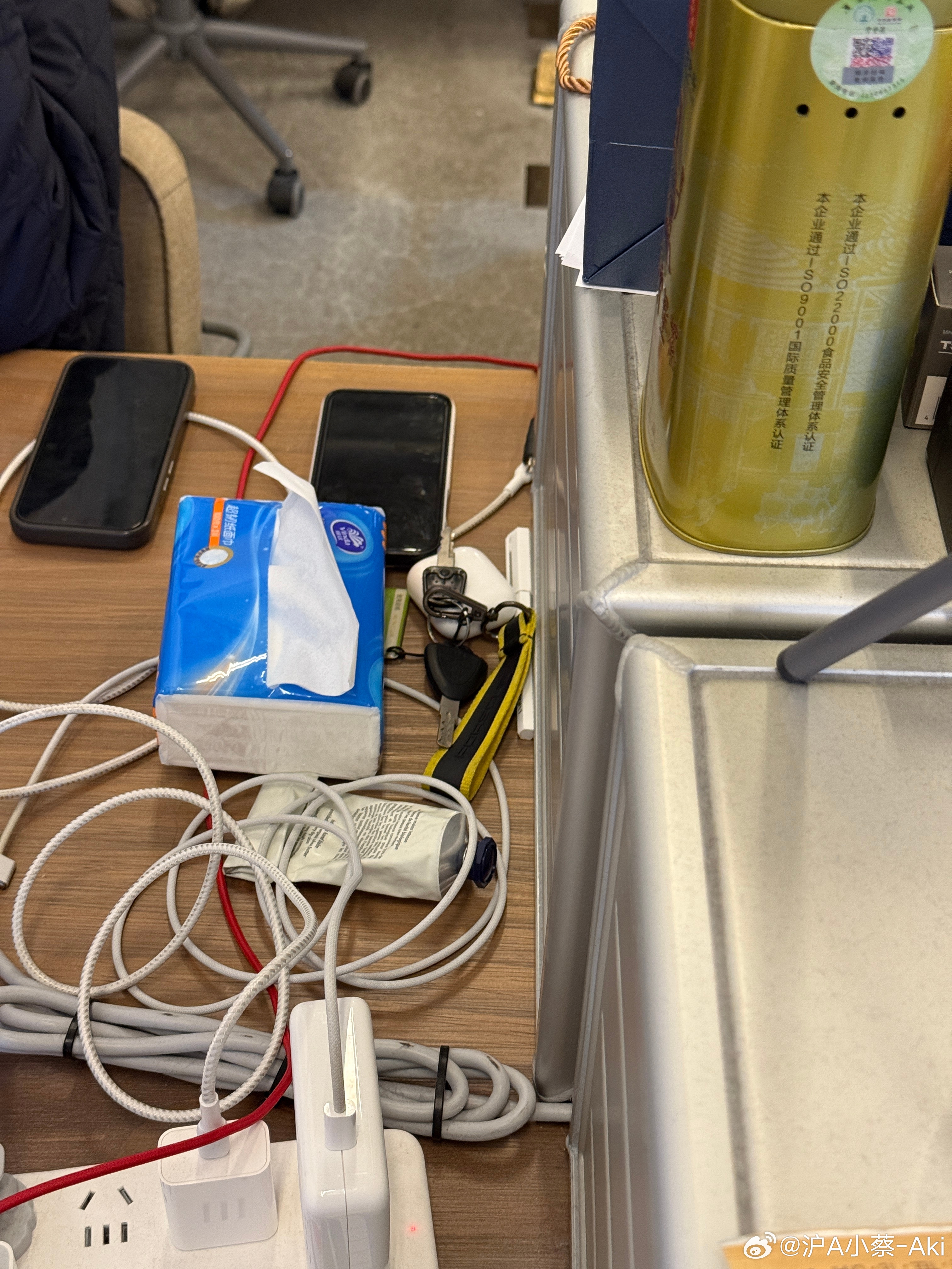 我远远望见同事桌上怎么多了一把997的钥匙，连保时捷的钥匙链都配好了，我问他什么