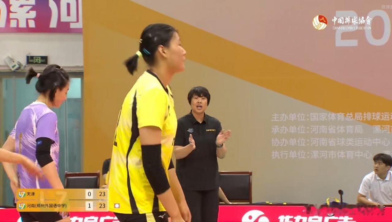 天津青年女排主教练刘仁德未出现在U17女排全锦赛现场。现场教练团队由张静坤、殷娜