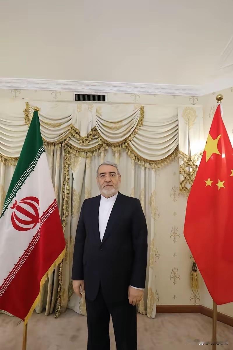 伊朗希望中国给做中间担保人，担保美国不再轰炸伊朗。美国为什么敢随便轰炸伊朗？如果