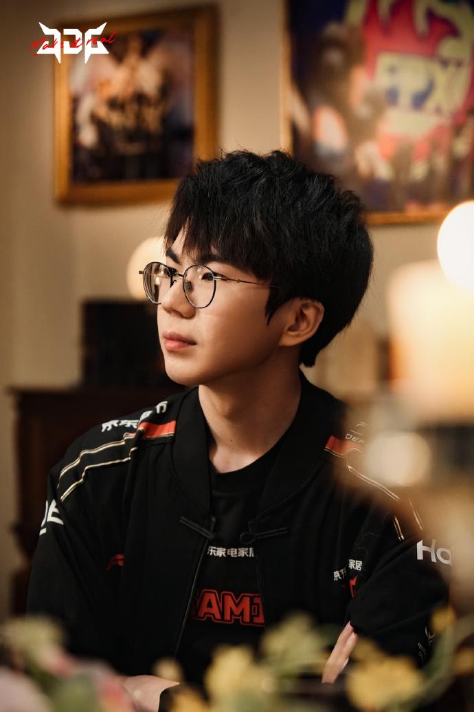 JDG官媒晒德杯宣传片拍摄返图：帅帅的嘉哥来啦