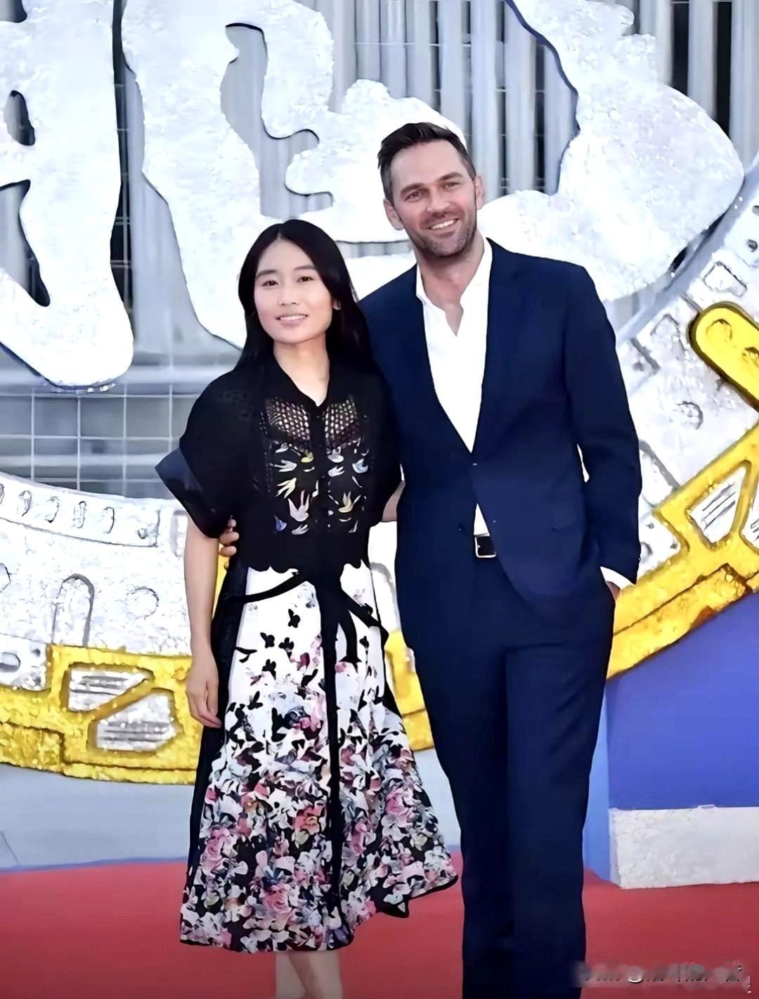 小编说，这是大导演张艺谋女儿和她的老公，真令人没想到他的女儿，找的老公竟然是外国