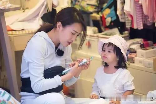 40岁以上、离异带娃的女人，是不是就不配拥有爱情了？这个问题，我想用我身边一位朋