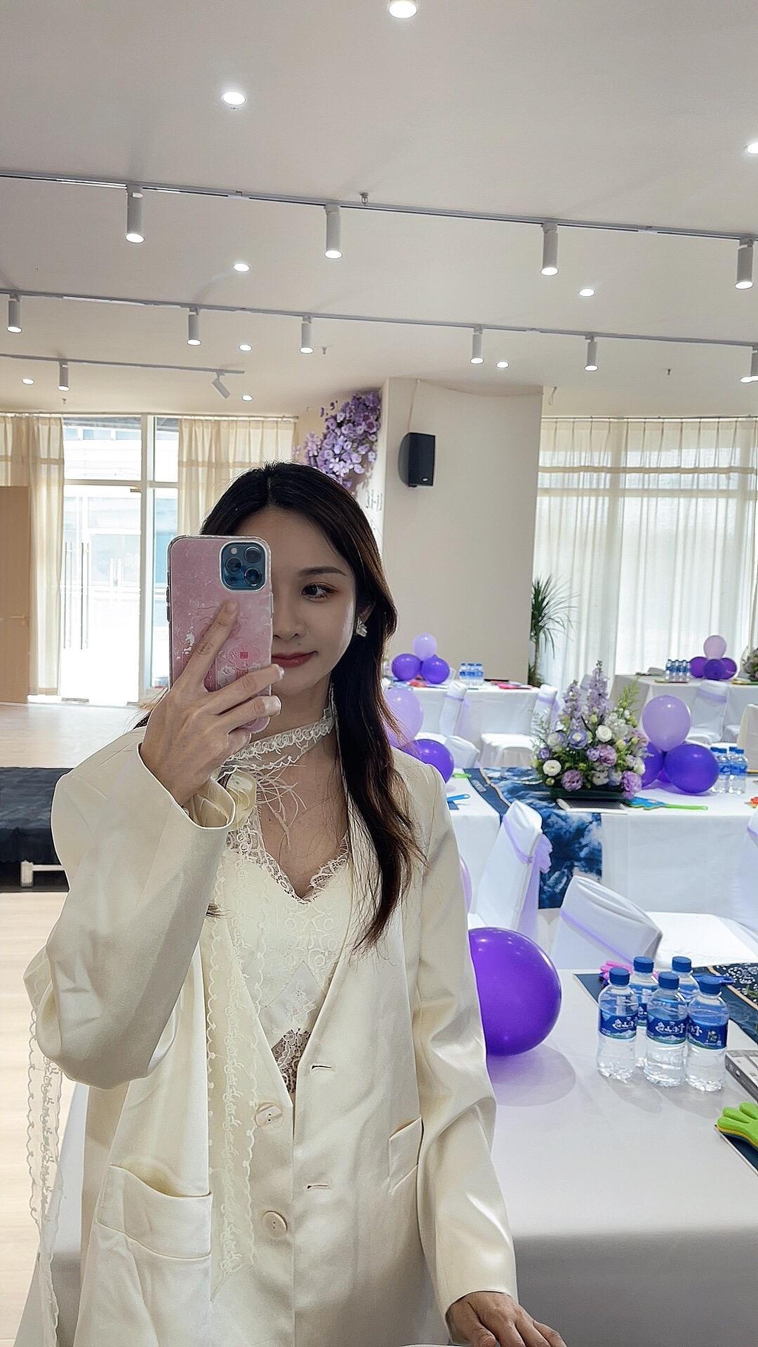 没有一朵花           一开始就是花 在生命的过程中 每一朵绚...