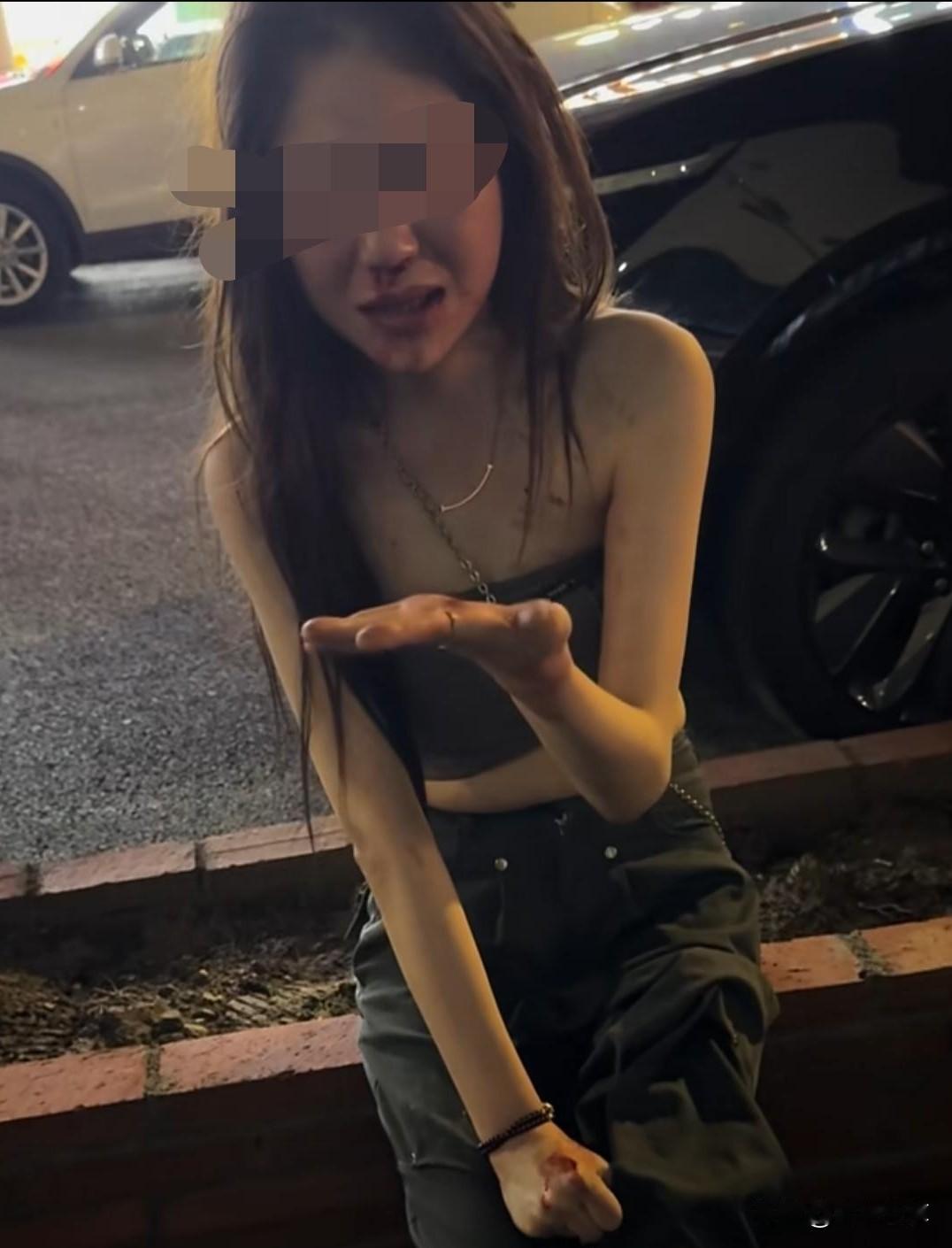 别人帮忙报警，她不要，你细品！
大概应该是，这个女的跟了那个男的，然后跟了那个男