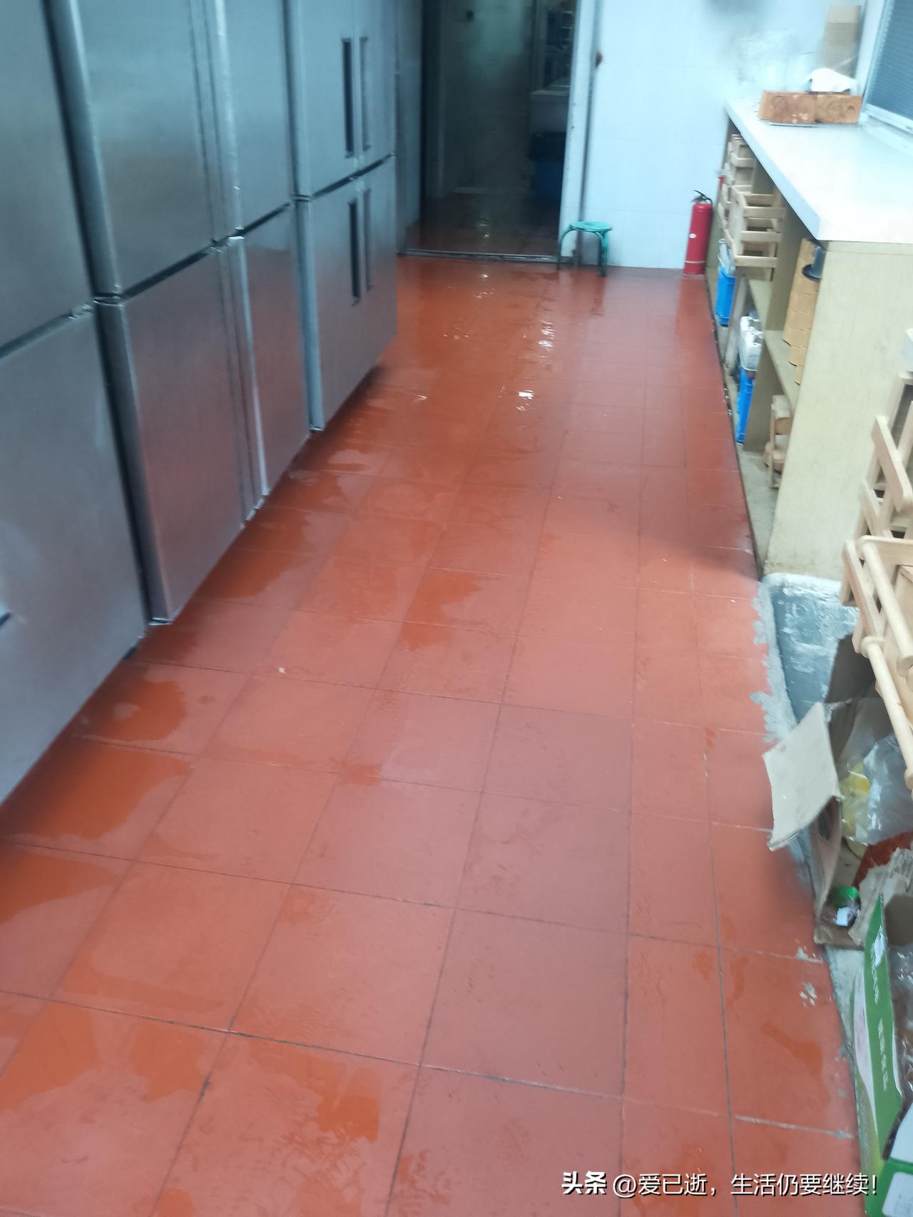 今天看到一件十分有趣的场景。早上上个和我同一个早班同事，他负责煮饭，正常8点淘洗