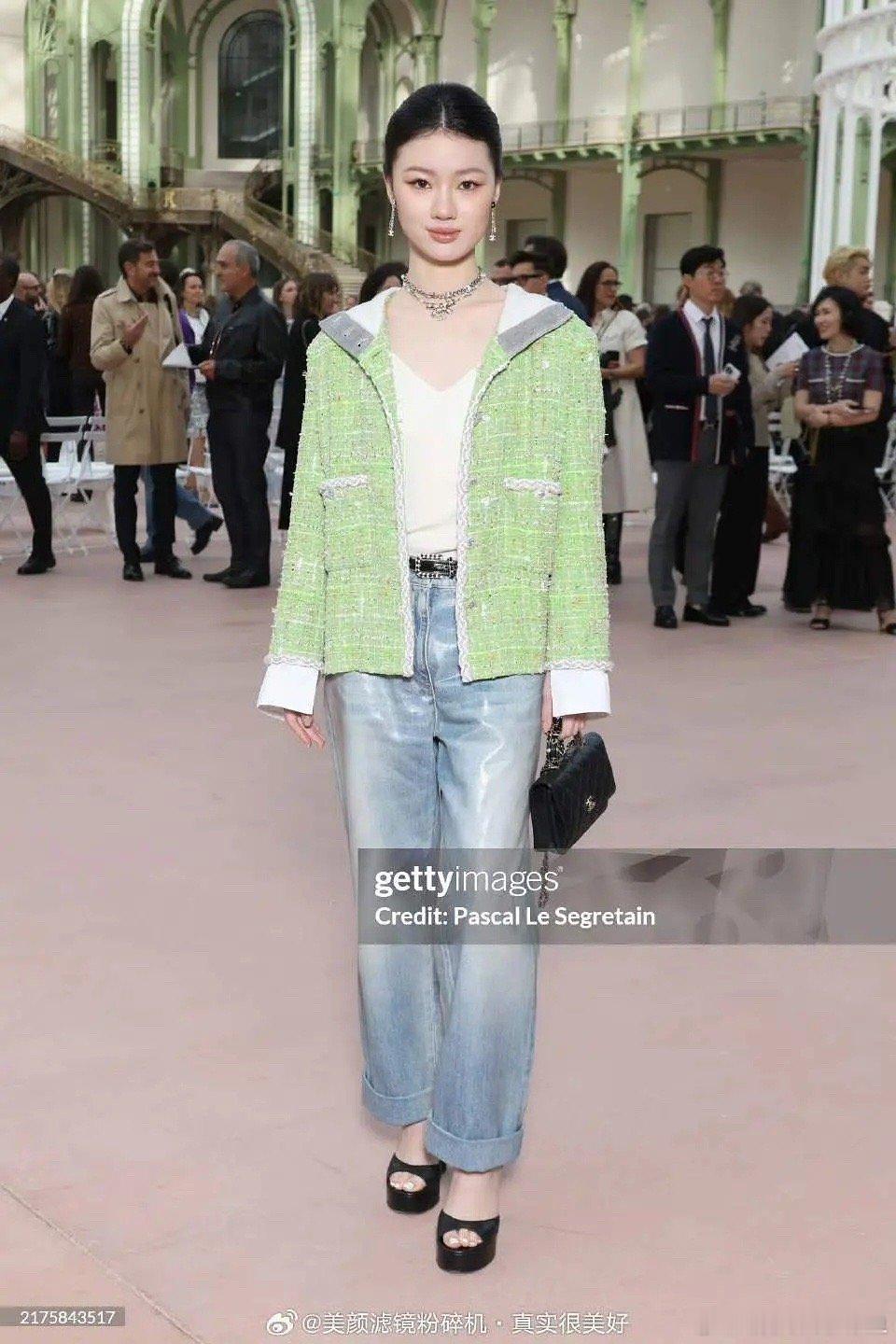 还是回去好好唱歌吧，不要涉及时尚圈子了 ​​​