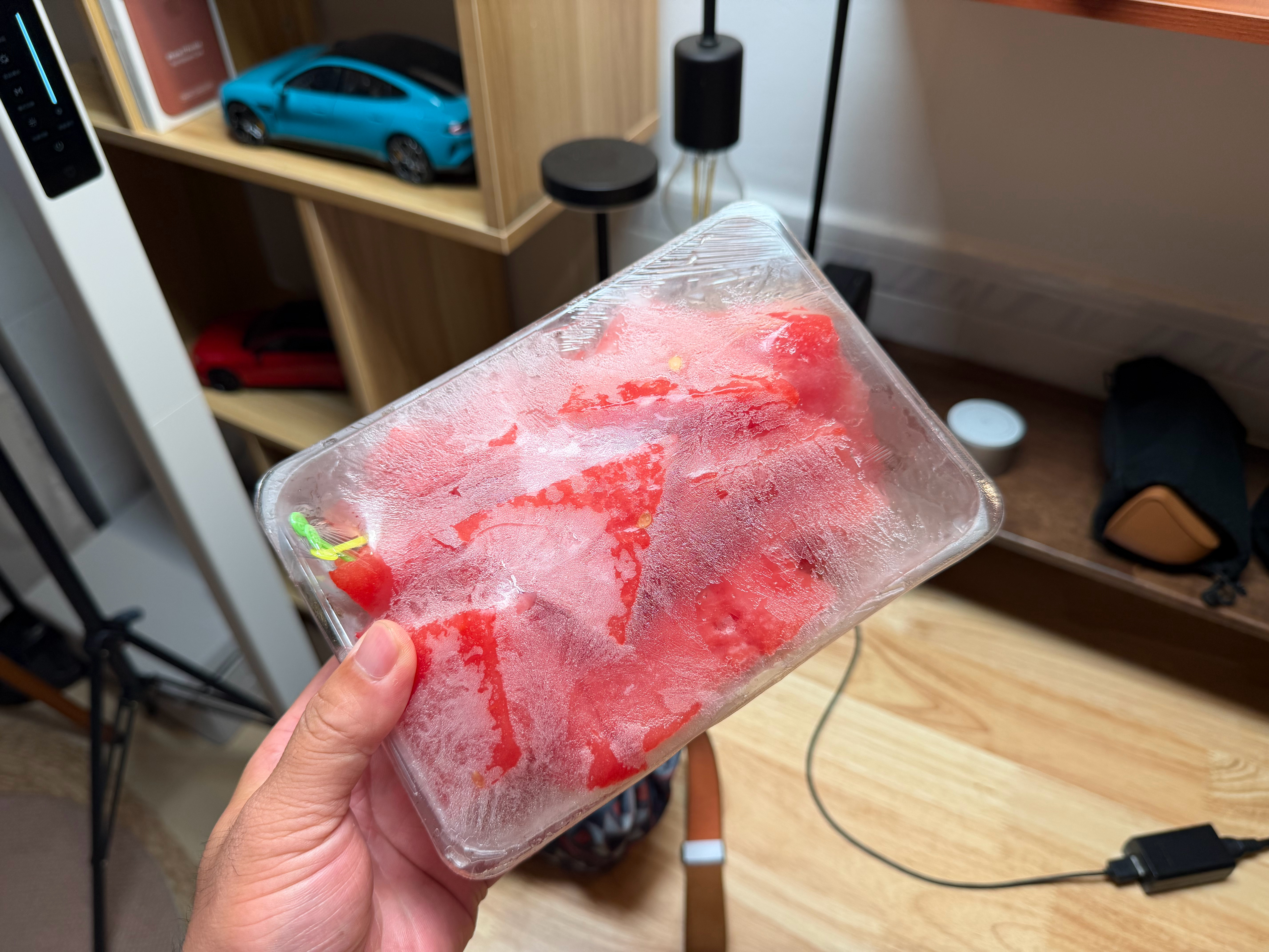 真悲剧，昨天放冰箱的西瓜忘记取出来，放在速冻，现在跟石头一样硬……还能吃么