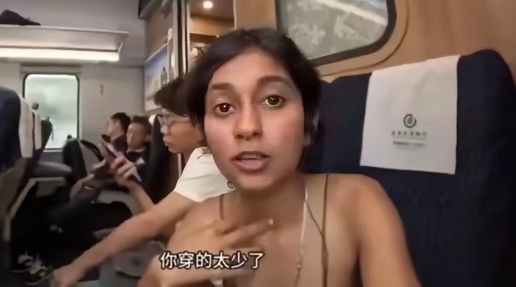 一印度年轻女博主，身着性感吊带背心，在东大独自旅行，把印度网友担心坏了，谁知东大